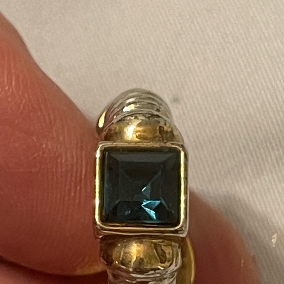 Elegant Silver Earrings with deep blue stone - Picture 2 of 2